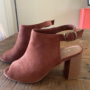 New Brown CL by Laundry Sandals, 9